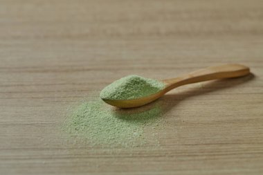 Toz Matcha yeşil çay ile ahşap kaşık