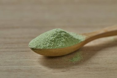 Toz Matcha yeşil çay ile ahşap kaşık