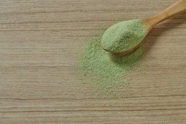 Toz Matcha yeşil çay ile ahşap kaşık