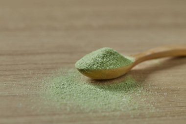 Toz Matcha yeşil çay ile ahşap kaşık