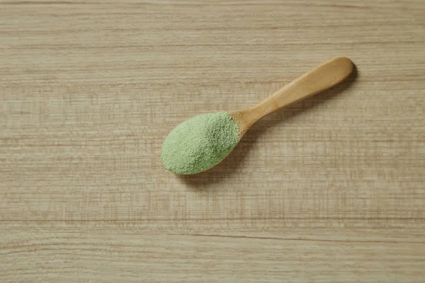 Toz Matcha yeşil çay ile ahşap kaşık