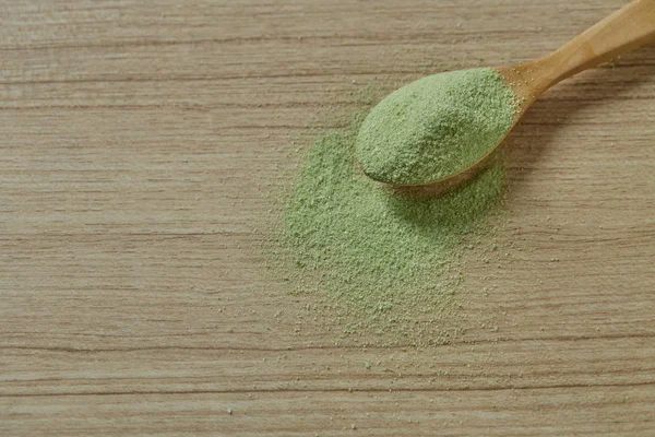 Toz Matcha yeşil çay ile ahşap kaşık