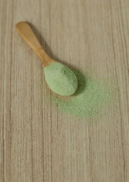 Toz Matcha yeşil çay ile ahşap kaşık