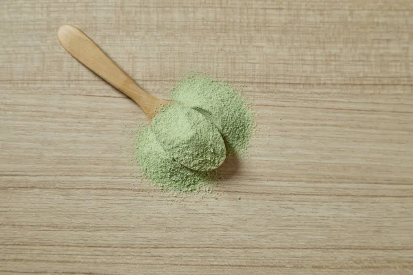 Toz Matcha yeşil çay ile ahşap kaşık