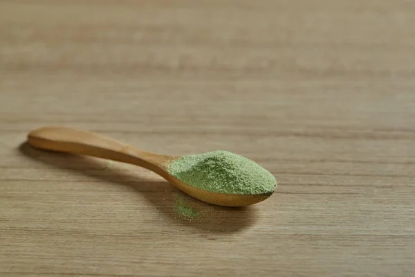 Colher de madeira com chá verde matcha em pó — Fotografia de Stock