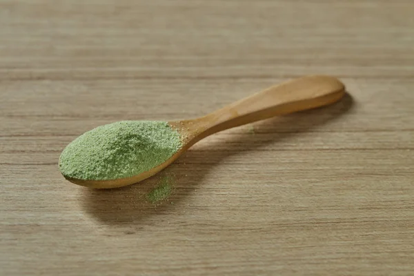 Dřevěná lžíce s práškovým matšovým zeleným čajem — Stock fotografie