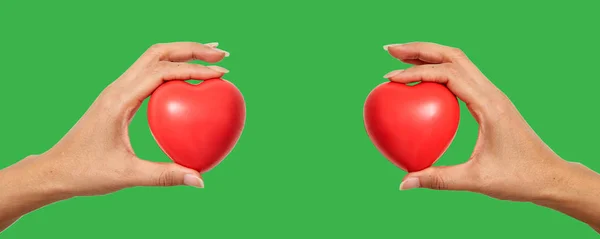 Manos sosteniendo corazón rojo en forma — Foto de Stock