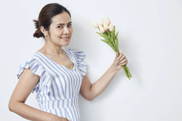 Hermosa mujer sosteniendo ramo de tulipanes — Foto de Stock