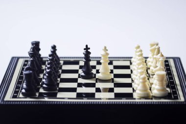 Satranç tahtasında fotoğraflanmış.