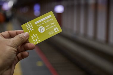 Kadın Holding metro bilet Tokyo metro