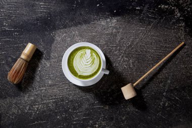 Siyah Masa üzerinde Matcha çay latte