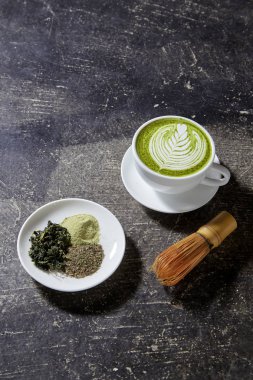 Matcha latte ahşap arka plan