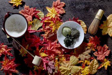 Sonbahar, Matcha yeşil çay bardağı ahşap