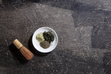 Tahta yüzeyde macha çayı