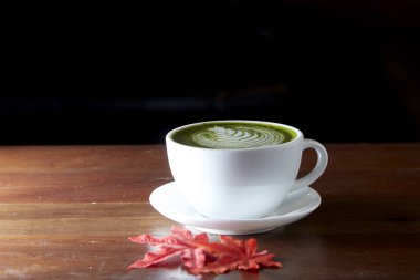 Matcha yeşil çay latte sıcak içecek