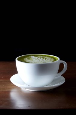 Matcha yeşil çay latte sıcak içecek