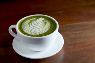 Matcha yeşil çay latte sıcak içecek