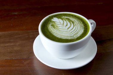 Matcha yeşil çay latte sıcak içecek