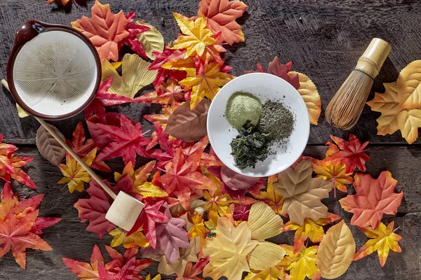 秋、抹茶グリーンティーカップ木製 — ストック写真