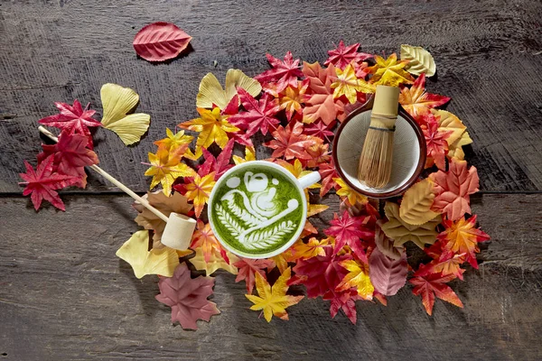 Outono, Matcha copo de chá verde de madeira — Fotografia de Stock