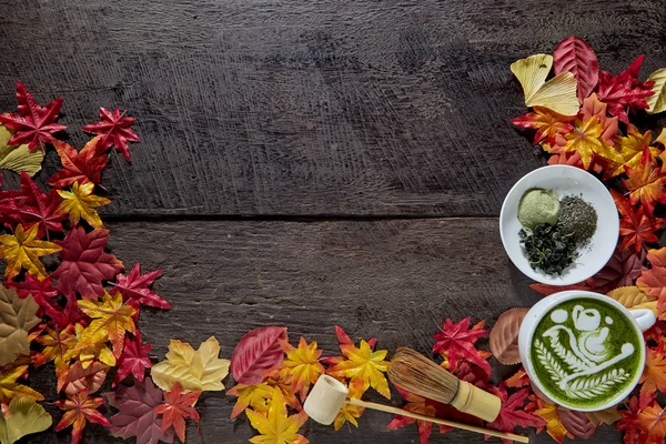Outono, Matcha copo de chá verde de madeira — Fotografia de Stock