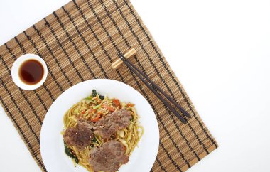 Sebze ile Udon noodle, sığır eti karşılamak.