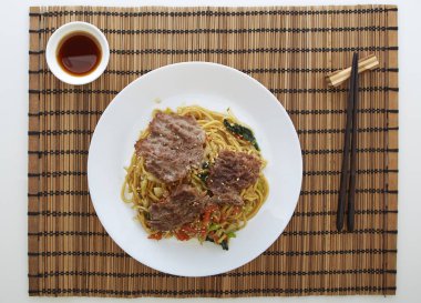 Sebze ile Udon noodle, sığır eti karşılamak.