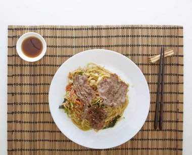 Sebze ile Udon noodle, sığır eti karşılamak.