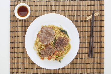 Sebze ile Udon noodle, sığır eti karşılamak.