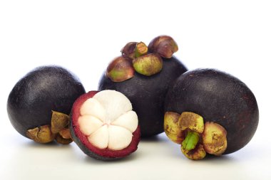 Beyaz arka planda Asya tropik mangosten meyve