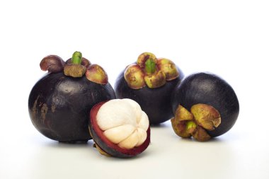 Beyaz arka planda Asya tropik mangosten meyve