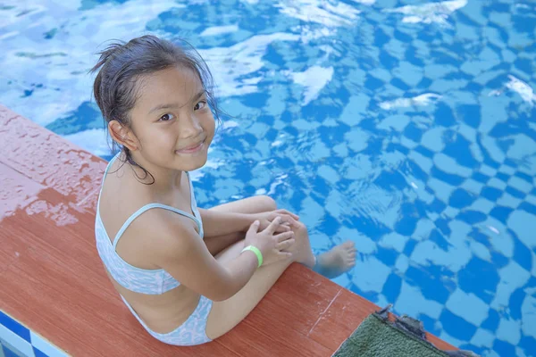 プールで幸せな小さなアジアの女の子 — ストック写真