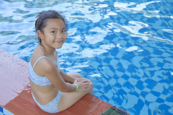 Havuzda Mutlu Küçük Asyalı Kız — Stok fotoğraf