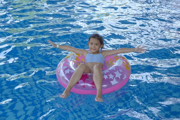 Asiatin Sitzt Auf Rosa Aufblasbarem Ring Schwimmbad Sommerferienkonzept — Stockfoto