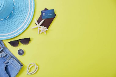 Düz yatıyordu sarı yaz seyahat konsepti arka plan