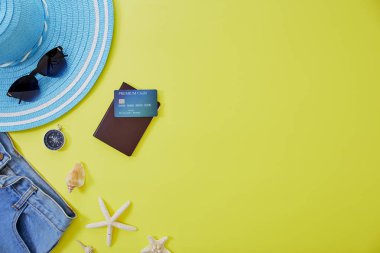 Düz yatıyordu sarı yaz seyahat konsepti arka plan
