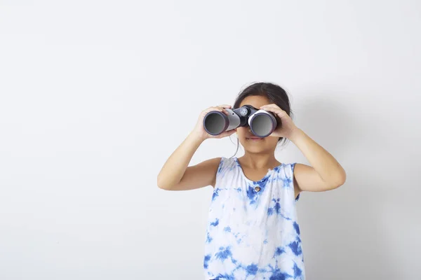 双眼鏡を見ている子供の女の子 — ストック写真