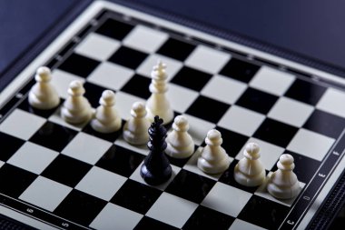 Satranç tahtası ve satranç figürleri