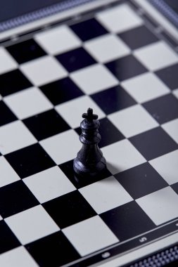 Satranç tahtası ve satranç figürleri