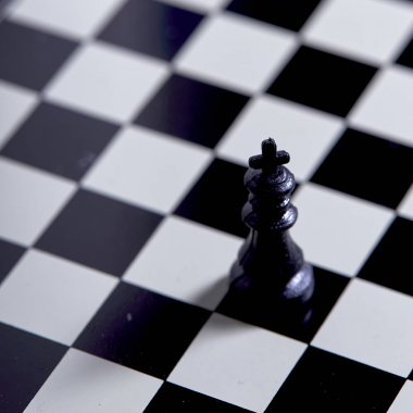 Satranç tahtası ve satranç figürleri