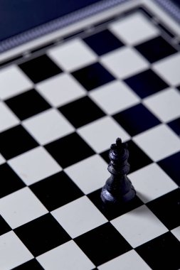 Satranç tahtası ve satranç figürleri