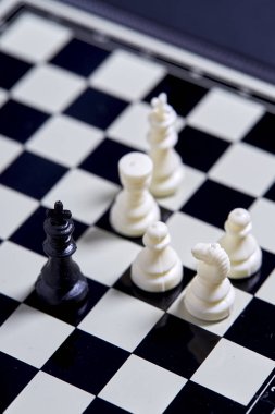 Satranç tahtası ve satranç figürleri