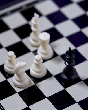 Satranç tahtası ve satranç figürleri