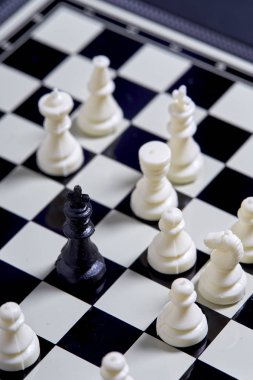 Satranç tahtası ve satranç figürleri