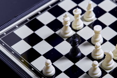 Satranç tahtası ve satranç figürleri