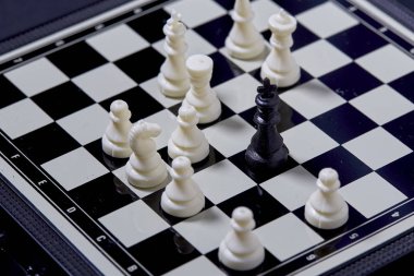 Satranç tahtası ve satranç figürleri