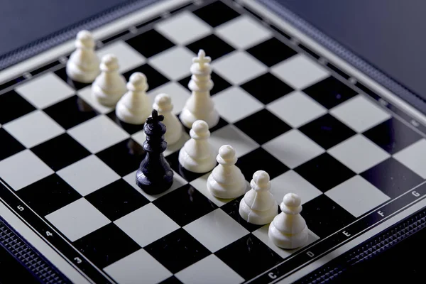 Satranç tahtası ve satranç figürleri