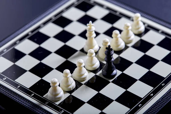 Satranç tahtası ve satranç figürleri