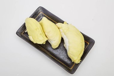 Siyah plaka üzerinde Durian olgun sarı eti