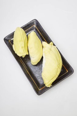 Siyah plaka üzerinde Durian olgun sarı eti